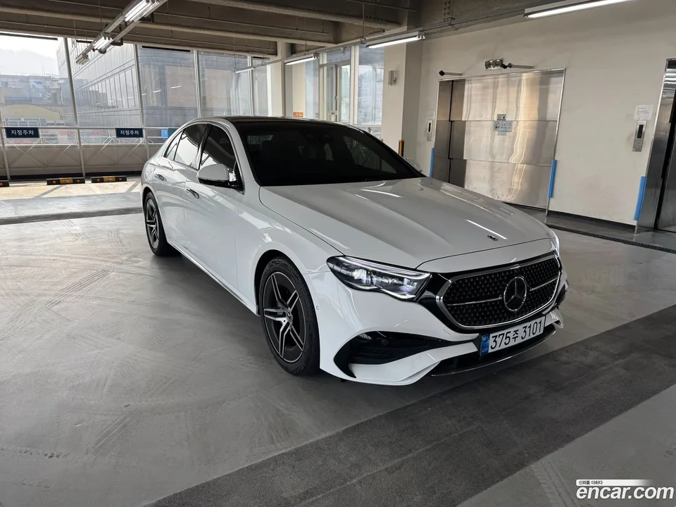 Mercedes-Benz E-Class E300 4MATIC AMG Line 2025 — thumbnail 4