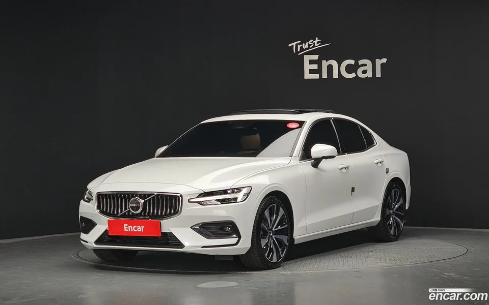 Volvo S60 B5 2024 — фото 1, купить с доставкой в Москву