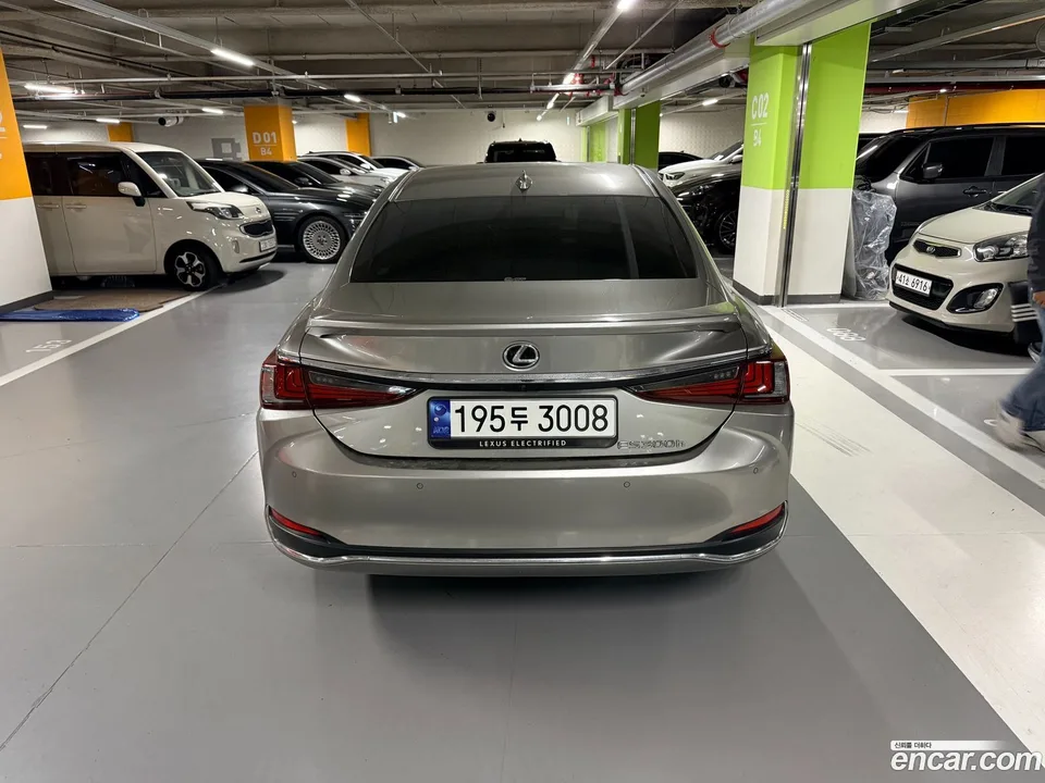 Lexus ES 300h 2023 — миниатюра 2