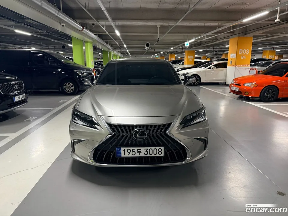 Lexus ES 300h 2023 — фото 1, купить с доставкой в Москву