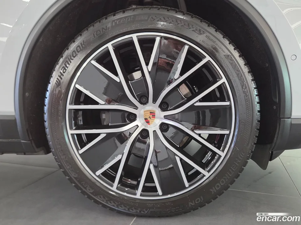 Porsche Macan Electric 4 2025 — миниатюра 2