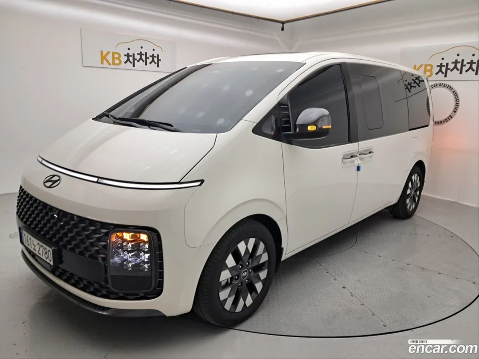 Hyundai Staria 9 2022 — фото 1, купить с доставкой в Москву