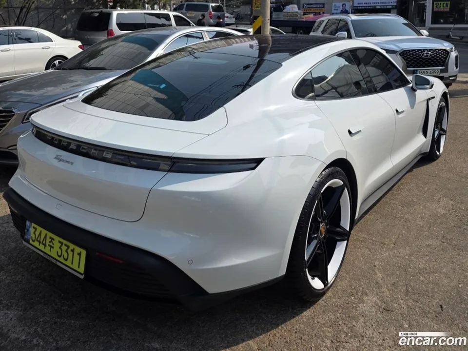 Porsche Taycan 2024 — миниатюра 2