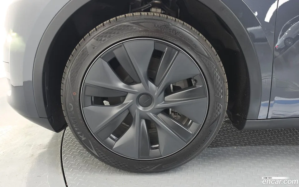 Tesla Model Y RWD 2025 — миниатюра 2