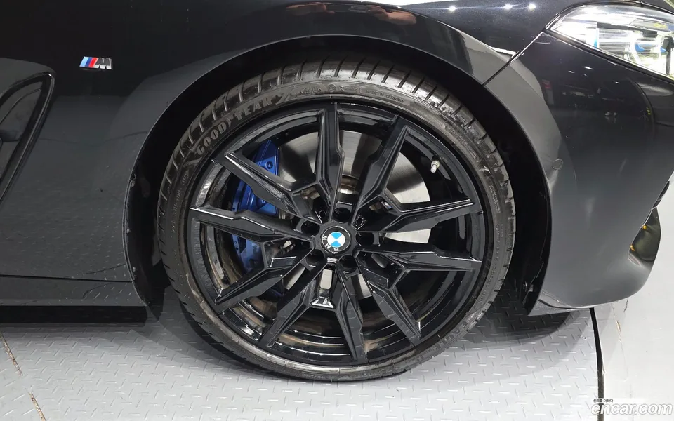BMW 8 Series M850i xDrive 2023 — миниатюра 5
