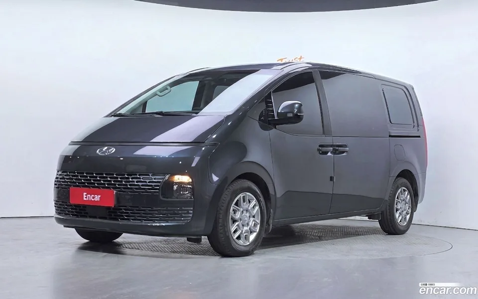 Hyundai Staria 5 2023 — фото 1, купить с доставкой в Москву