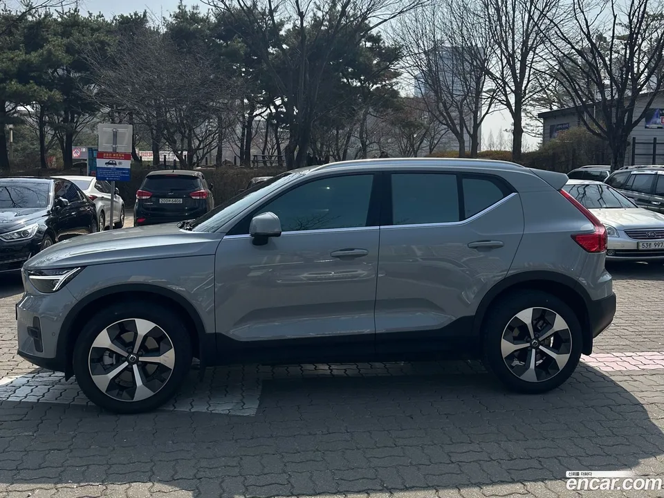 Volvo XC40 B4 2025 — миниатюра 2