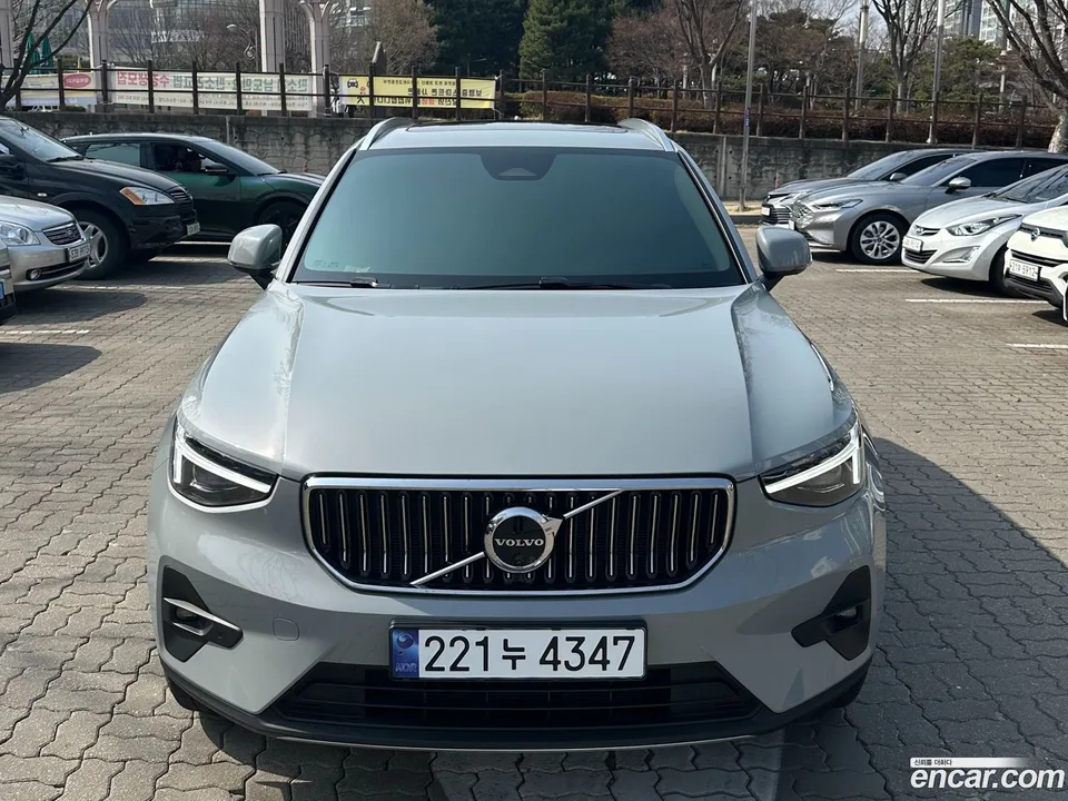 Volvo XC40 B4 2025 — фото 1, купить с доставкой в Москву