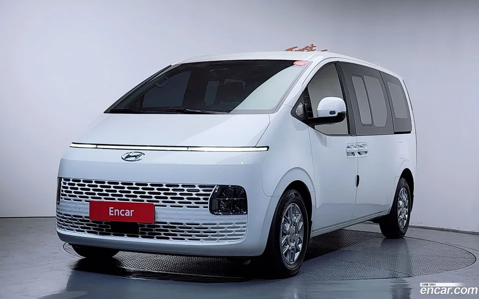 Hyundai Staria 5 2023 — фото 1, купить с доставкой в Москву