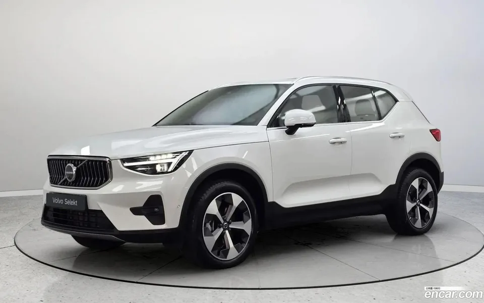 Volvo XC40 B4 2025 — фото 1, купить с доставкой в Москву