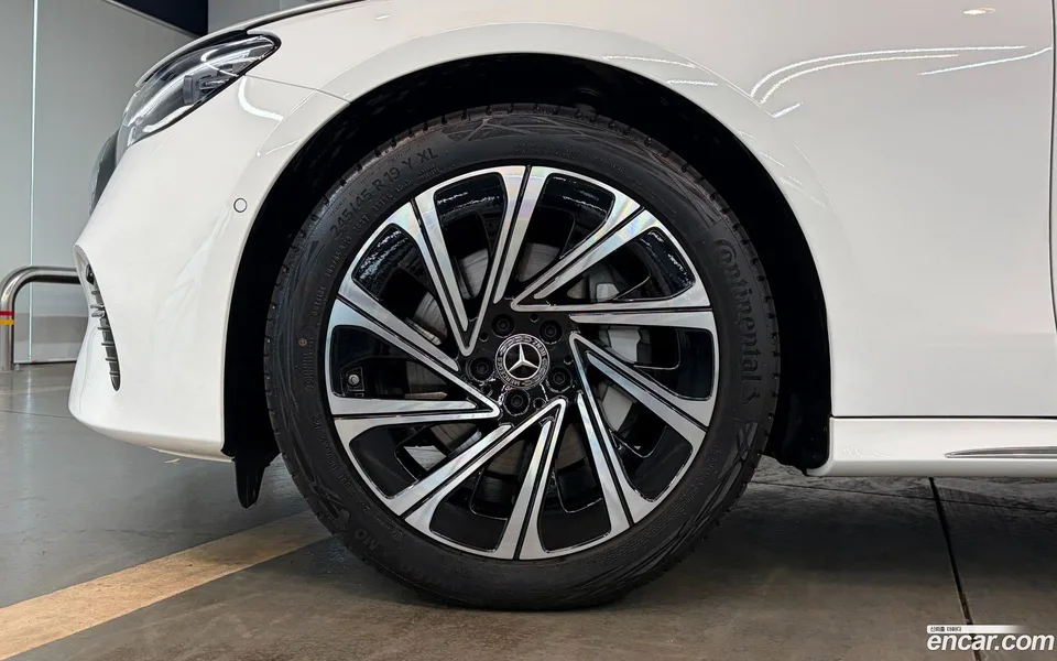 Mercedes-Benz E-Class E300 4MATIC 2025 — миниатюра 5