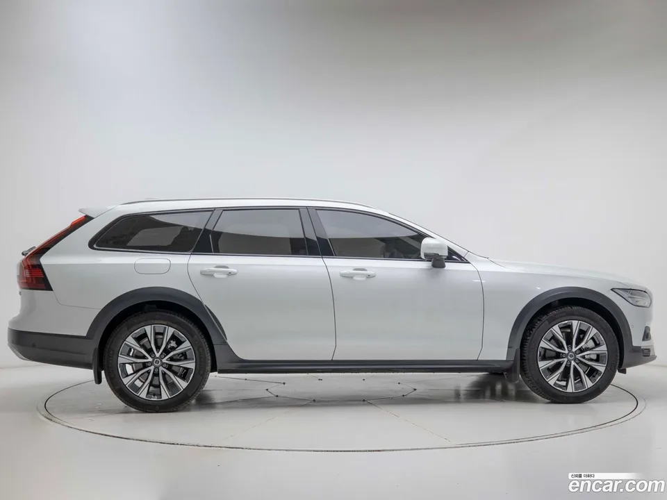 Volvo V90 Cross Country B5 AWD 2025 — миниатюра 3