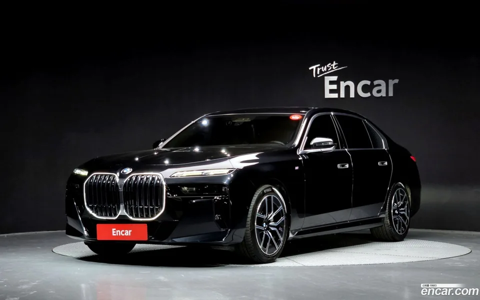 BMW 7 Series 740i xDrive M 2023 — фото 1, купить с доставкой в Москву