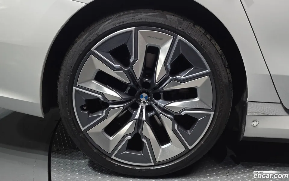 BMW 7 Series 750e xDrive 2025 — миниатюра 2