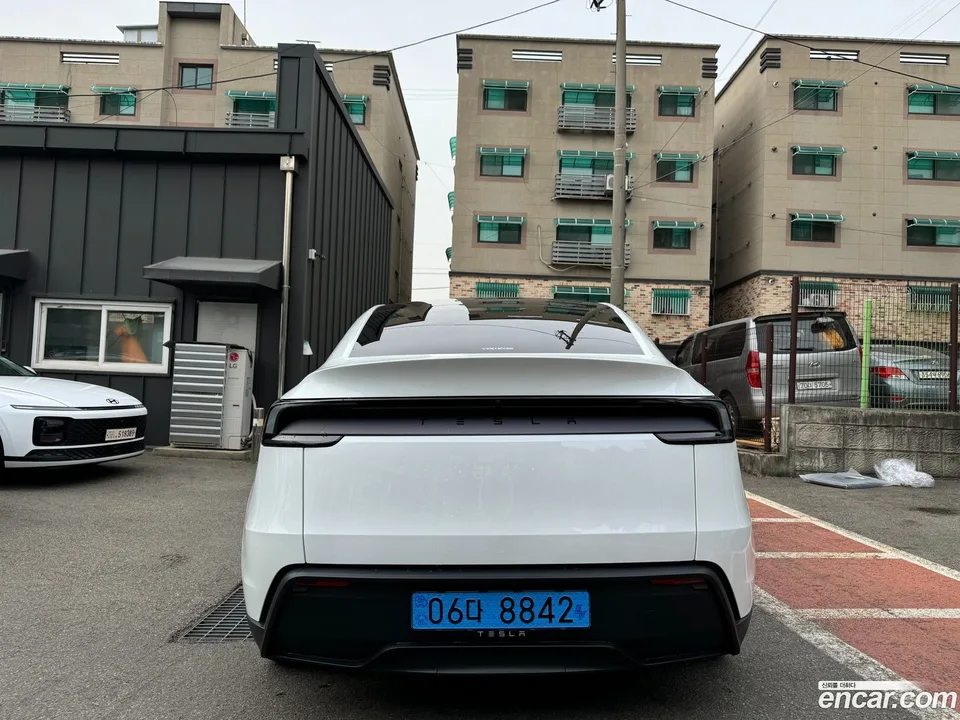 Tesla Model Y RWD 2026 — миниатюра 2