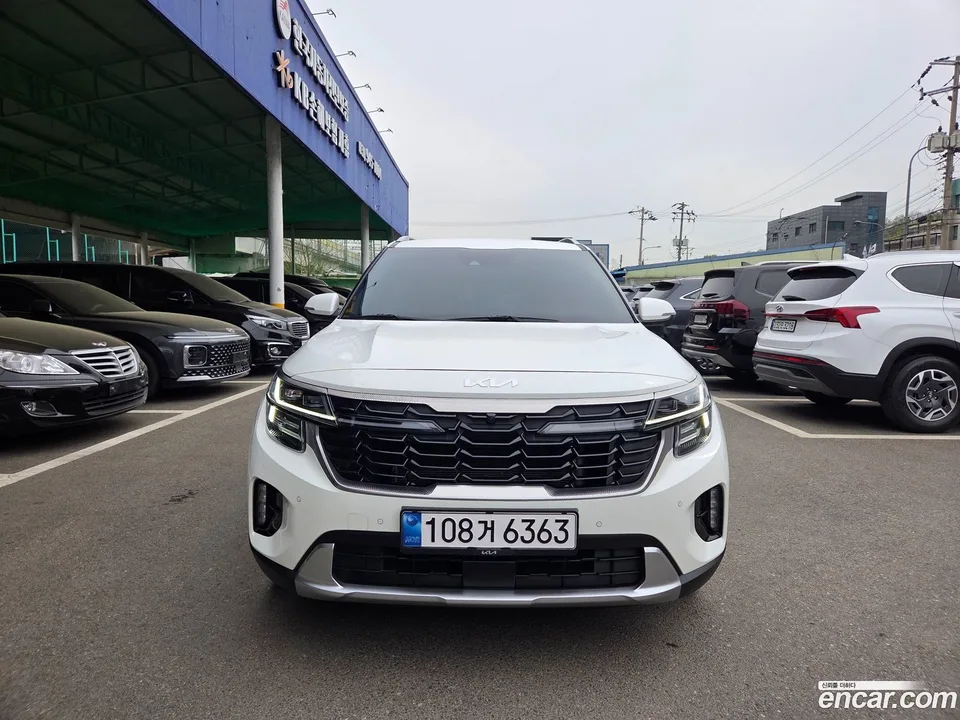 Kia Seltos 1.6 2WD 2023 — фото 1, купить с доставкой в Москву