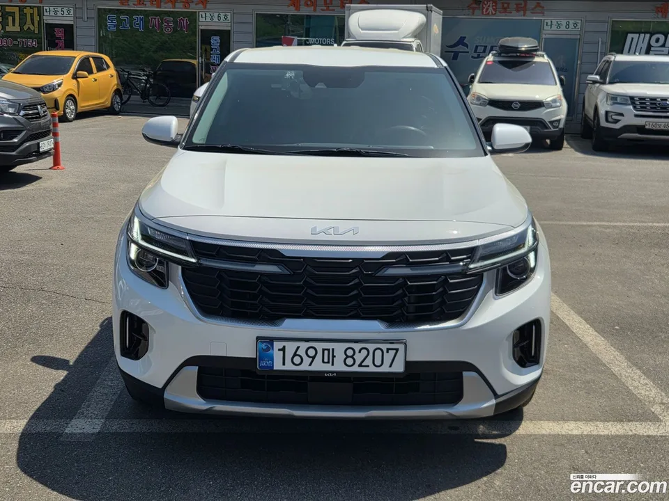 Kia Seltos 1.6 2WD 2023 — фото 1, купить с доставкой в Москву