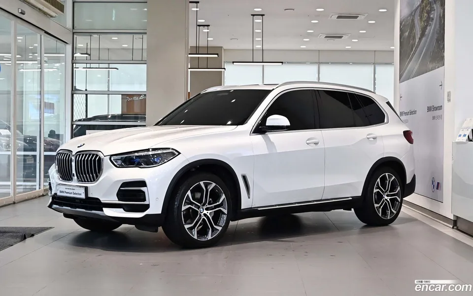 BMW X5 xDrive 40i xLine 2022 — фото 1, купить с доставкой в Москву