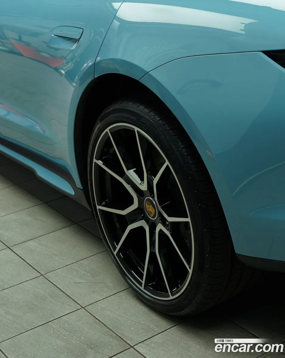 Porsche Taycan 2023 — миниатюра 2