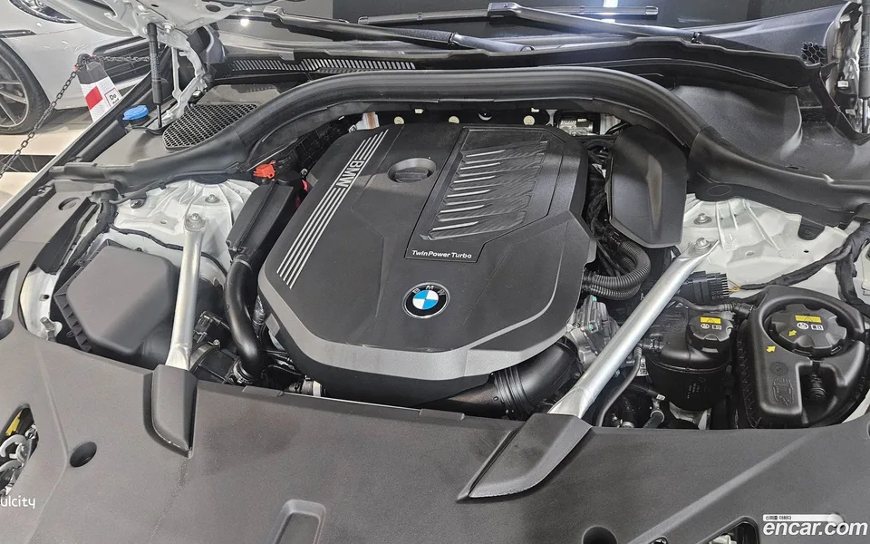 BMW 6 Series GT 630i xDrive M 2023 — thumbnail 4