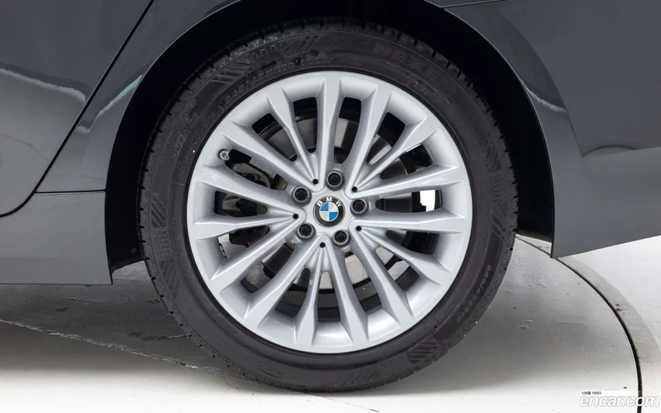 BMW 5 Series 520i 2023 — миниатюра 2