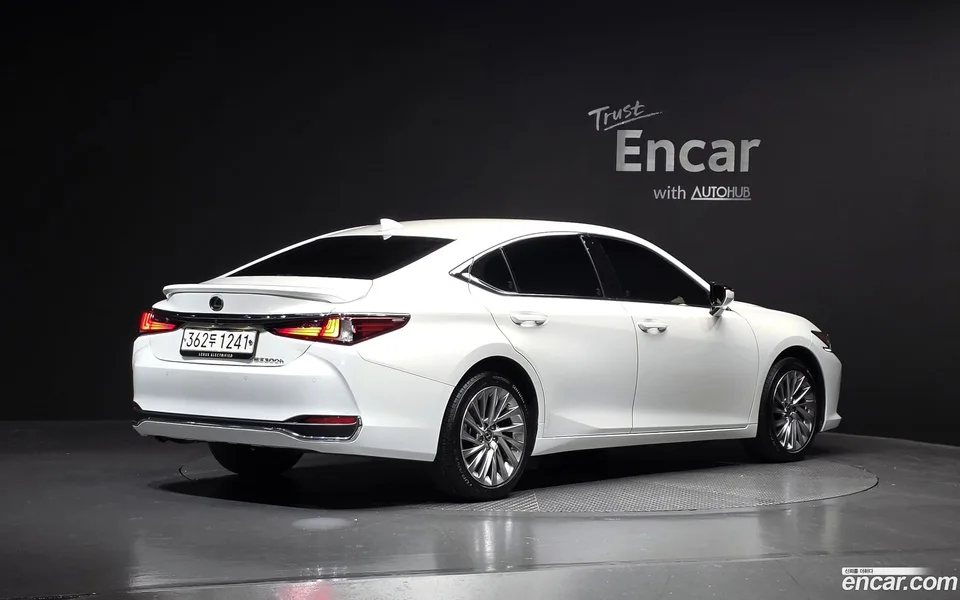 Lexus ES 300h 2024 — фото 1, купить с доставкой в Москву