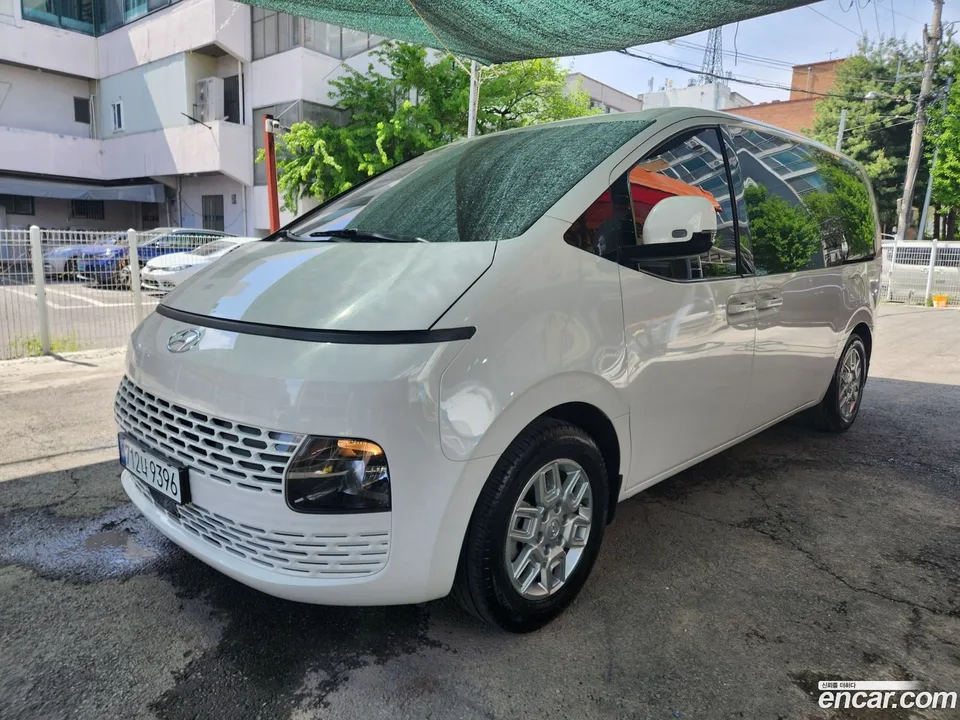 Hyundai Staria L3.5 11 2023 — photo 1, buy with delivery to Moscow