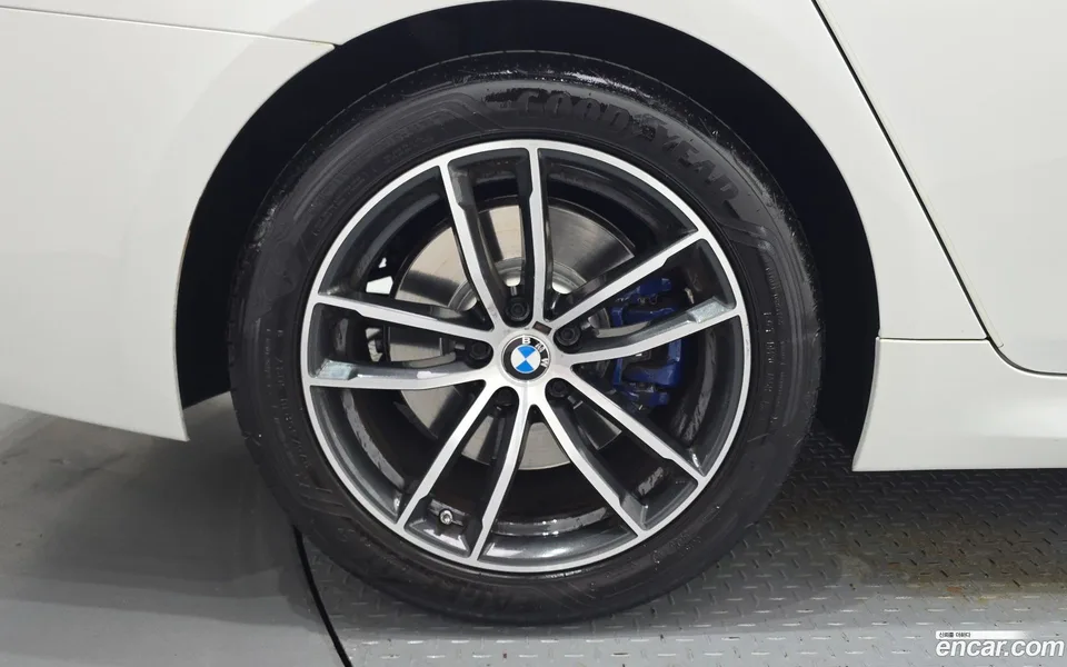 BMW 5 Series 520i M 2023 — миниатюра 2