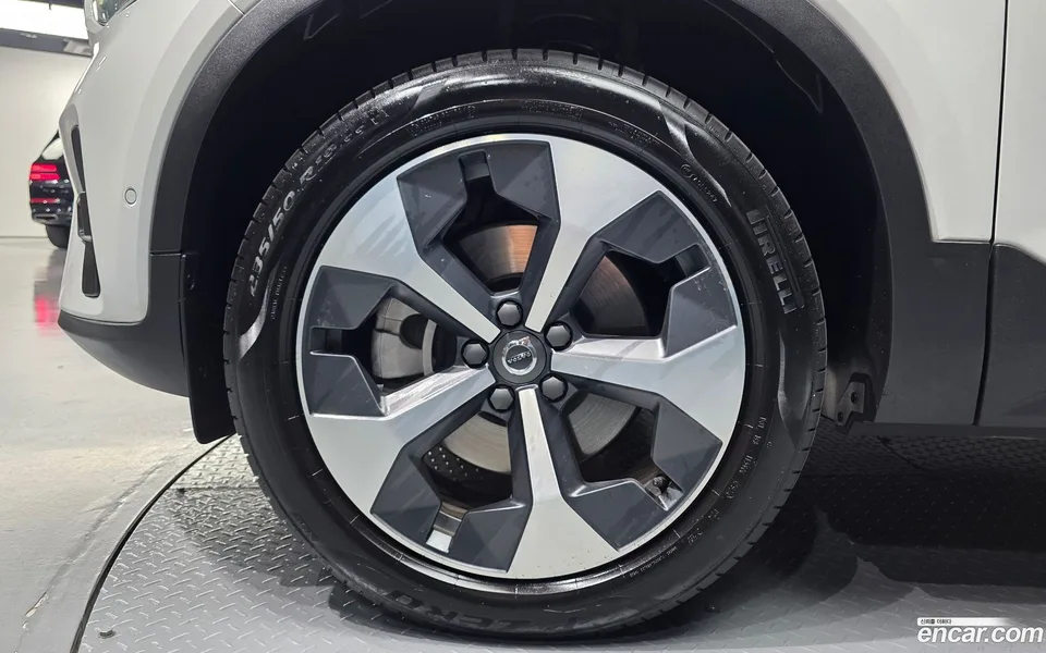 Volvo XC40 B4 2025 — миниатюра 2
