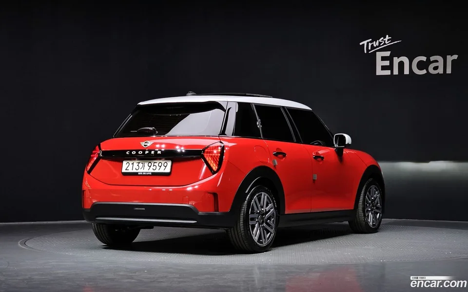 MINI Cooper C 5 2025 — миниатюра 2