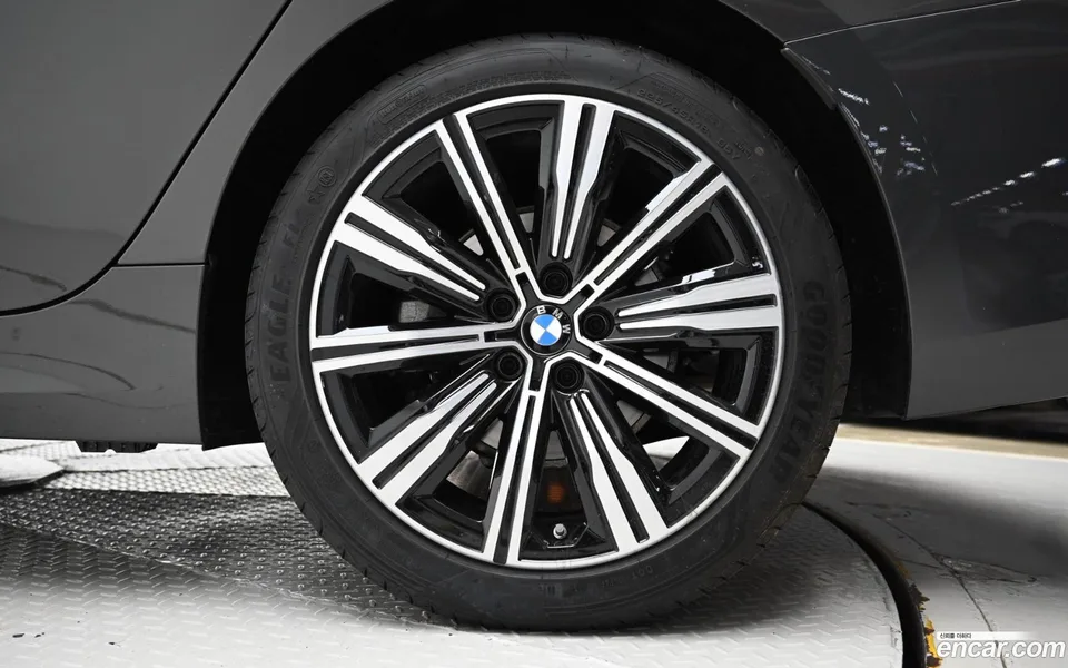 BMW 3 Series 320i 2025 — миниатюра 2