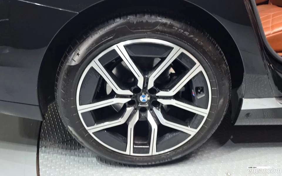 BMW 7 Series 740i xDrive M 2023 — миниатюра 5