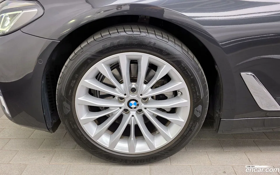 BMW 5 Series 520i 2023 — миниатюра 2