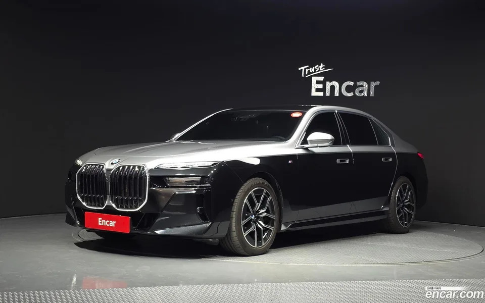 BMW 7 Series 740i sDrive M 2023 — фото 1, купить с доставкой в Москву