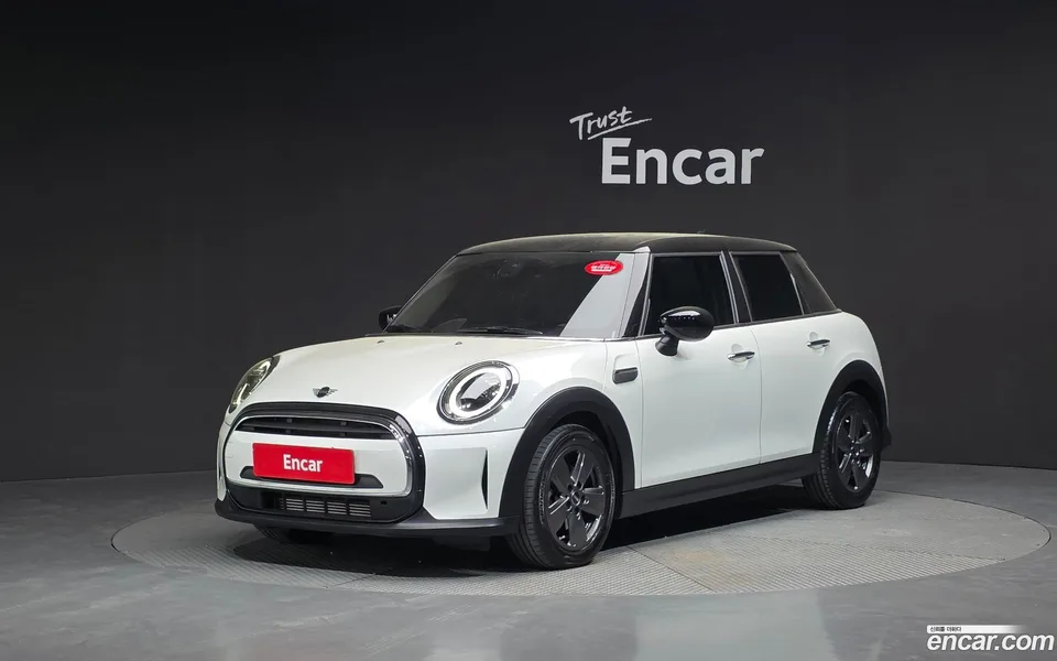 MINI Cooper 5 2023 — фото 1, купить с доставкой в Москву