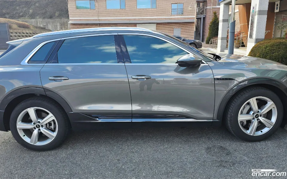 Audi Q8 e-tron 50 2024 — миниатюра 2
