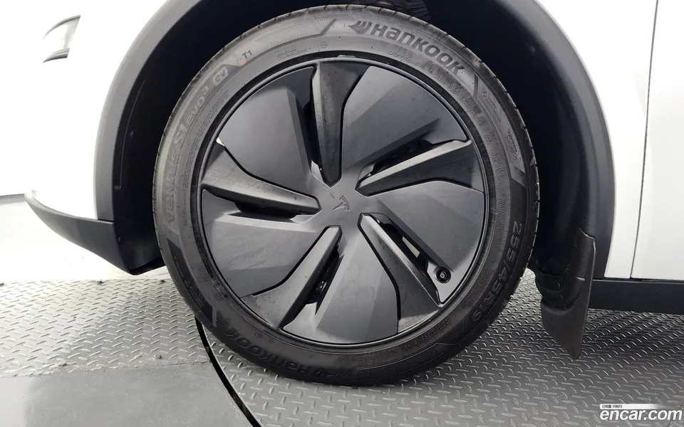 Tesla Model Y AWD 2025 — миниатюра 5