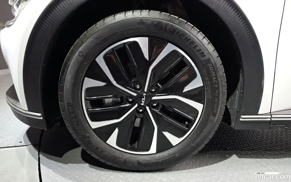 Kia EV6 2023 — миниатюра 2