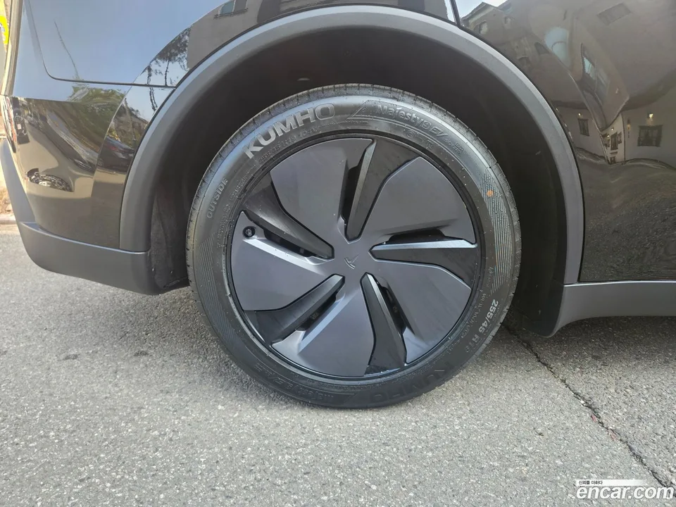 Tesla Model Y RWD 2026 — миниатюра 2