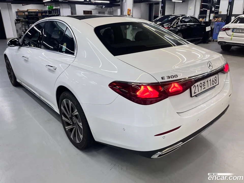 Mercedes-Benz E-Class E300 4MATIC 2025 — миниатюра 4