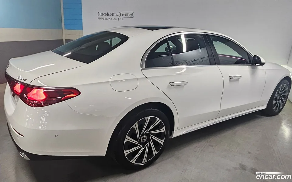 Mercedes-Benz E-Class E300 4MATIC 2025 — миниатюра 3