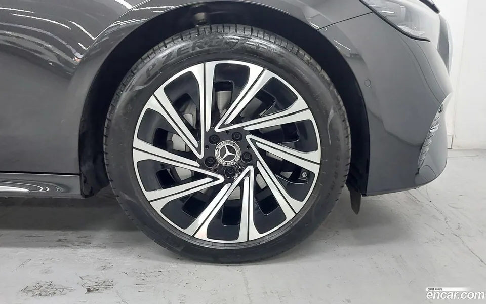 Mercedes-Benz E-Class E300 4MATIC 2024 — thumbnail 5