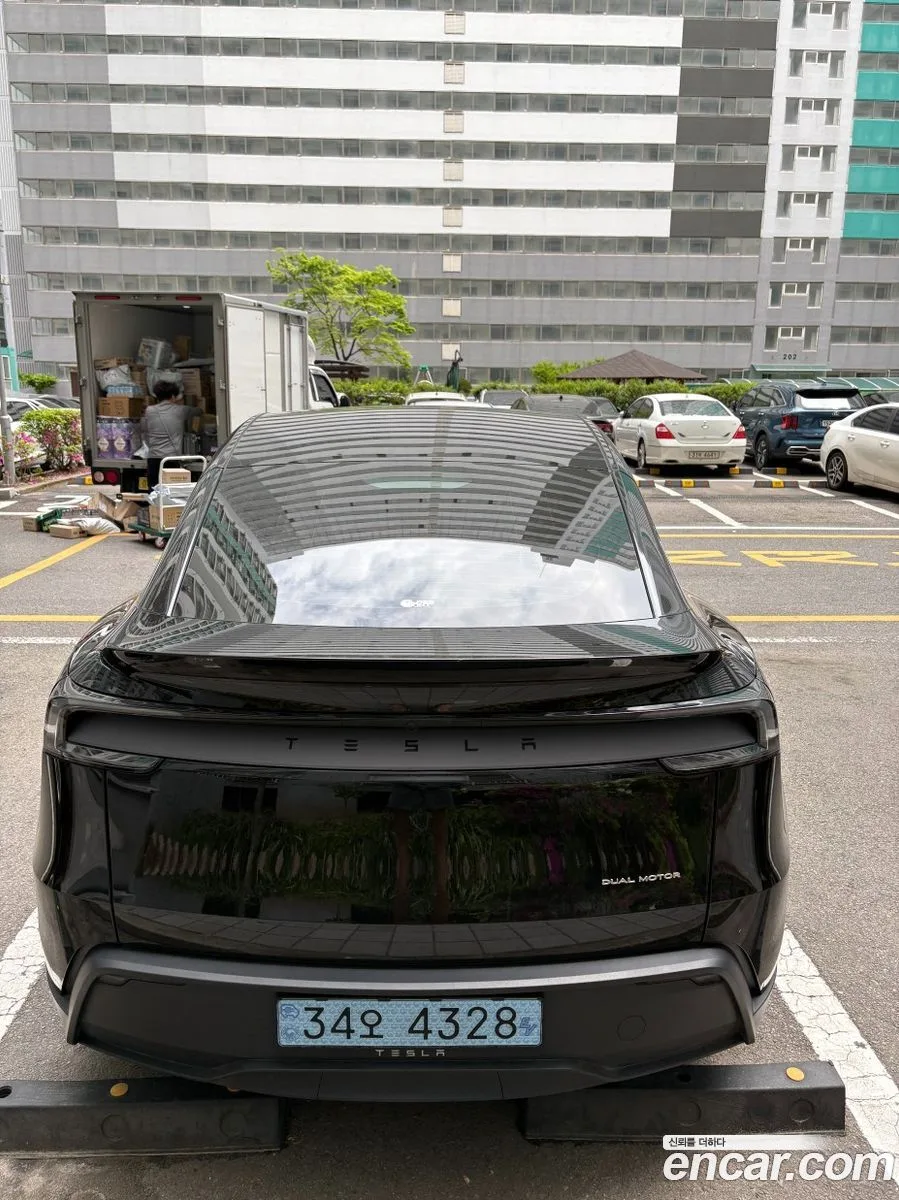 Tesla Model Y AWD 2025 — миниатюра 2