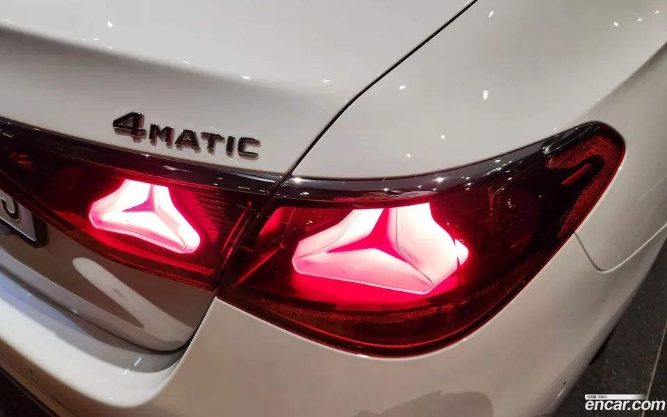 Mercedes-Benz E-Class E300 4MATIC AMG Line 2025 — thumbnail 4