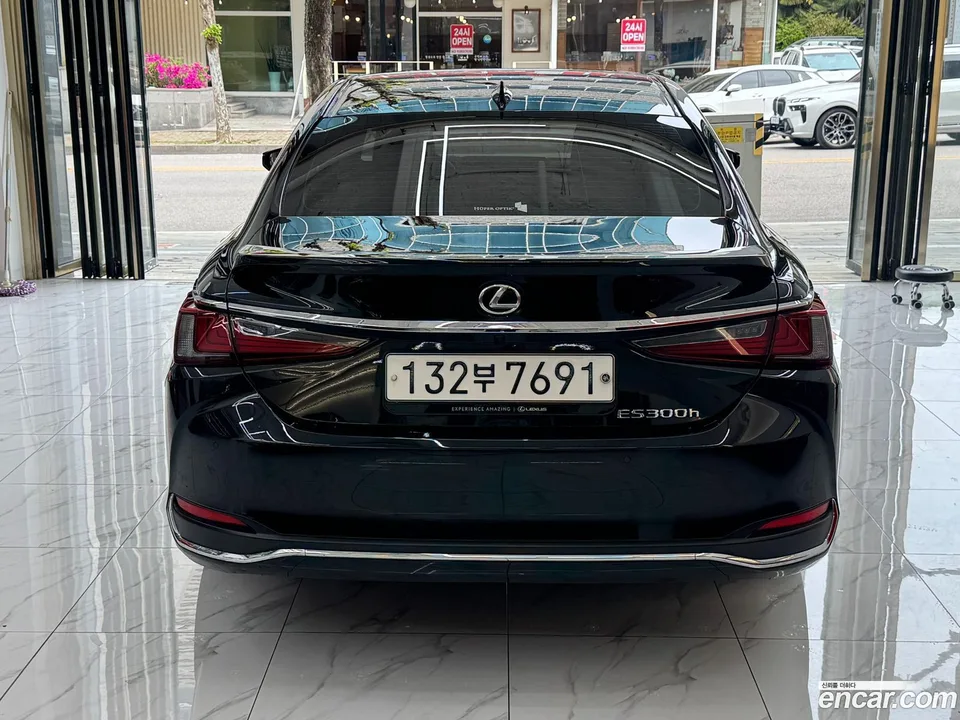 Lexus ES 300h 2023 — миниатюра 2