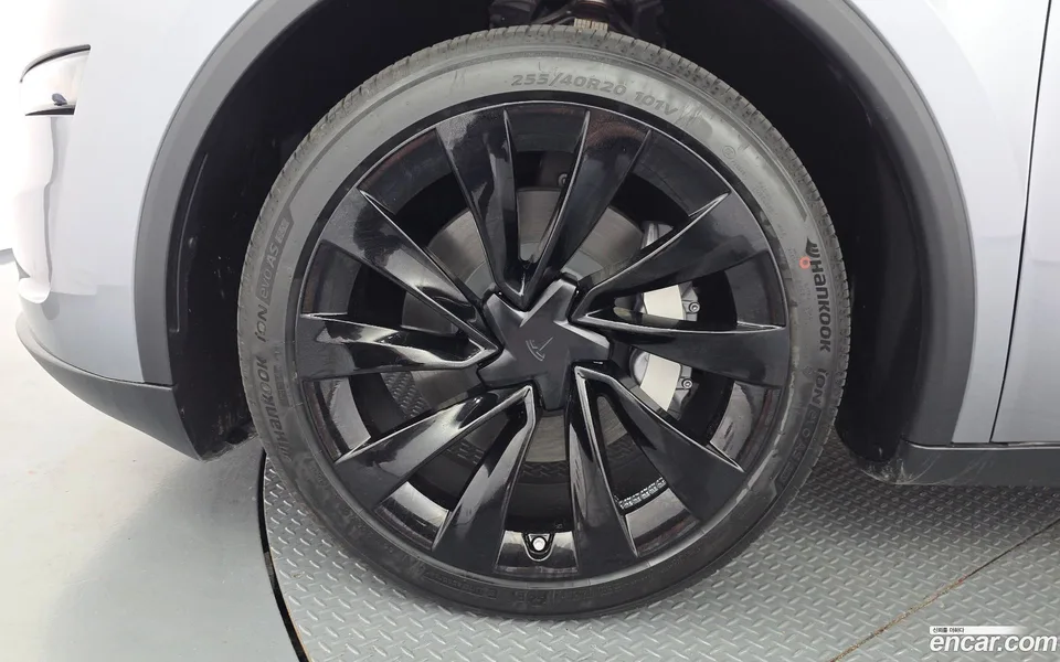 Tesla Model Y AWD 2025 — миниатюра 2