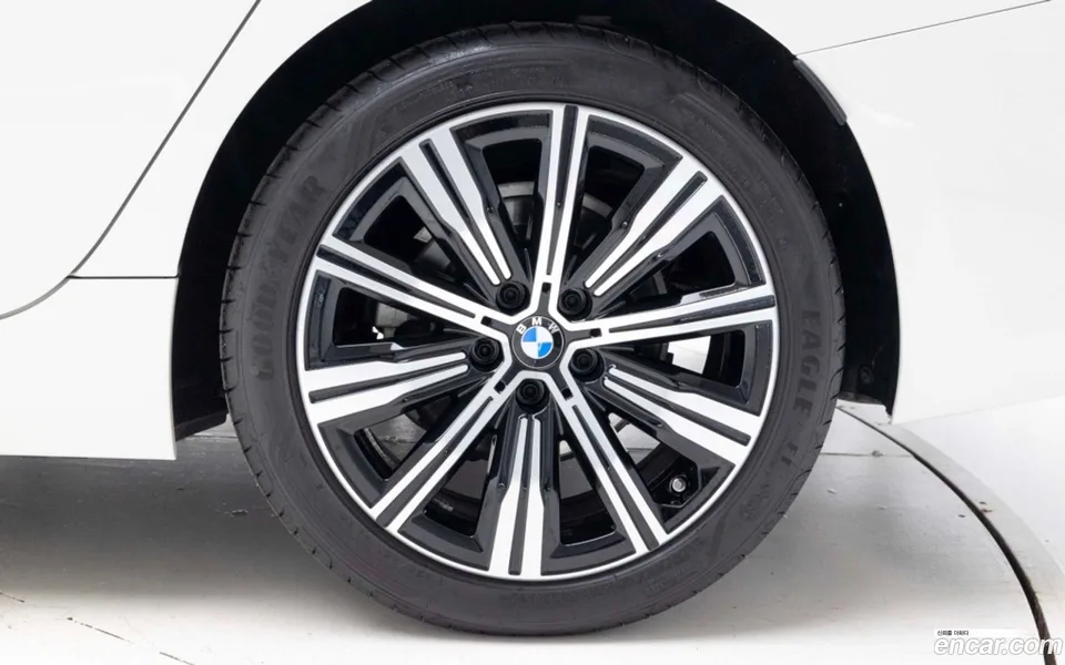 BMW 3 Series 320i 2025 — thumbnail 5