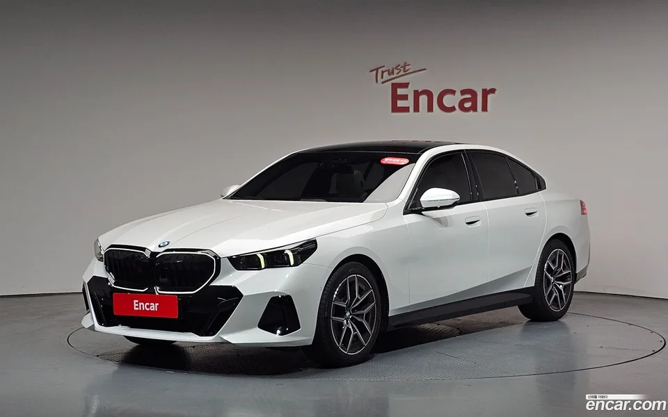 BMW 5 Series 520i 2025 — фото 1, купить с доставкой в Москву