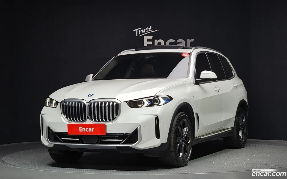 BMW X5 xDrive 50e xLine 2023 — фото 1, купить с доставкой в Москву