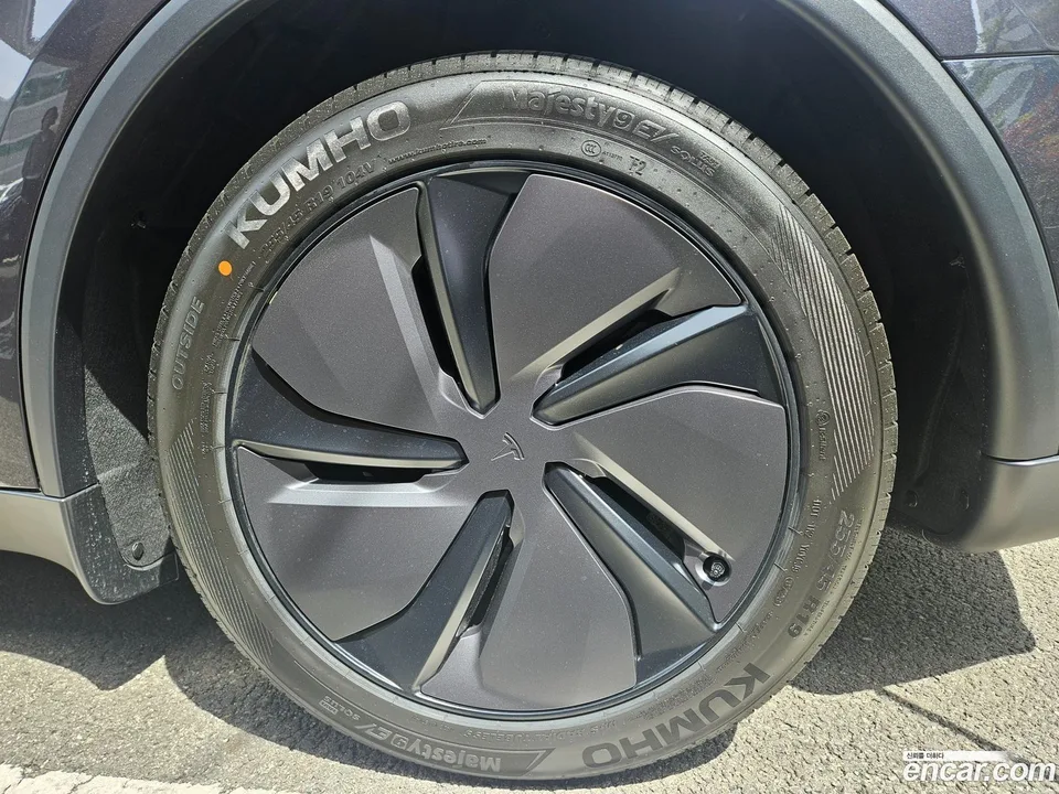 Tesla Model Y RWD 2026 — миниатюра 2